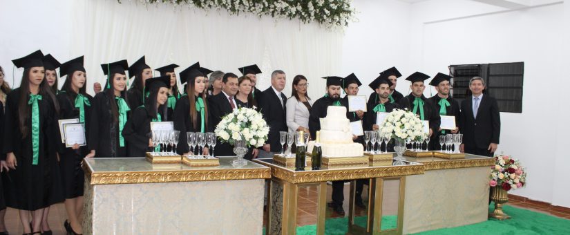 Egresaron 34 flamantes licenciados en Contabilidad y Administración de la FCE – filial Mallorquín