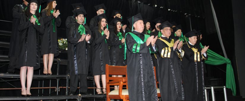 Invisten a egresados de Economía en una emotiva Ceremonia de Graduación