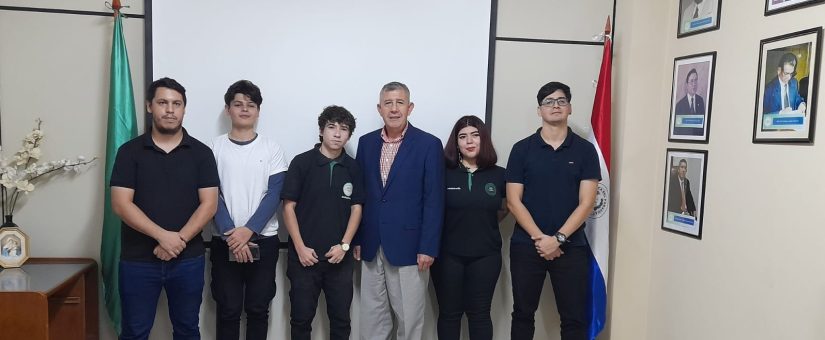 Decano mantuvo reunión con integrantes del Club de Ajedrez de la FCE