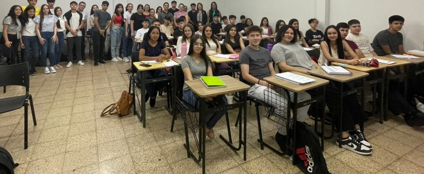 Directora de la carrera de Contabilidad visitó a alumnos del primer año