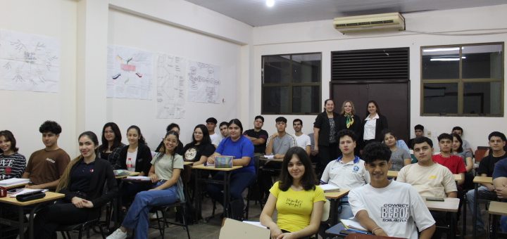 Enc. de despacho de la carrera de Administración visitó a alumnos del primer año